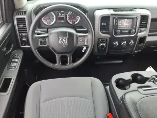 Ram 1500 Classic 2022 4x2 Tradesman 4p Cabaína Tripa 5.5 pies ST Camioneta
