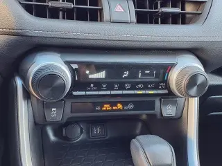 Toyota RAV4 2025 LE 4p SUV