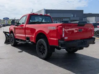 Ford F-350 Super Duty 2023 4x4 XL 2p Cabina Estándar 8 pies LB SRW Camioneta Pickup