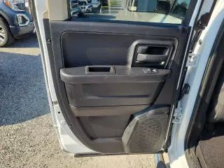 Ram 1500 Classic 2021 4x4 Tradesman 4p Cubierta Cuádruple 6.3 ft. SB Camioneta