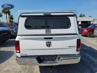 Ram 1500 Classic 2021 4x4 Tradesman 4p Cubierta Cuádruple 6.3 ft. SB Camioneta