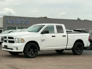 Ram 1500 Classic 2021 4x4 Express 4p Cubierta Cuadrada Completa 6,3 pies ST Camión pickup