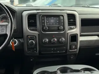 Ram 1500 Classic 2021 4x4 Express 4p Cubierta Cuadrada Completa 6,3 pies ST Camión pickup