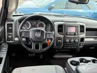 Ram 1500 Classic 2021 4x4 Express 4p Cubierta Cuadrada Completa 6,3 pies ST Camión pickup