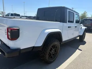 Jeep Gladiator 2025 4x4 Big Bear 4dr Crew Cab 5.0 ft. SB