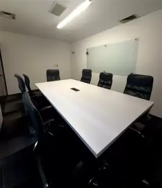 Sala de juntas con servicios