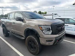 Nissan Titan 2023 4x4 PRO-4X 4dr Crew Cab 5.6 ft. SB
