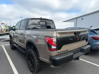 Nissan Titan 2023 4x4 PRO-4X 4dr Crew Cab 5.6 ft. SB