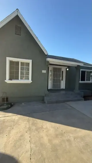 3 RECAMARAS- RENTO CASA EN COMPTON