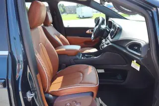 Chrysler Pacifica Plug-In Hybrid 2025 Pinnacle 4p Minivan