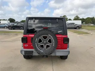 Jeep Wrangler Unlimited 2018 4x4 Sport 4p SUV (lanzamiento de mitad de año)
