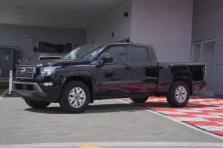 Nissan Frontier 2024 4x4 SV 4dr Crew Cab 6.1 pies LB