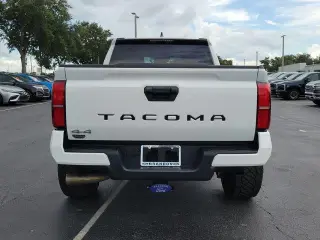 Toyota Tacoma 2024 4x4 SR5 4p Doble Cabina 5.0 ft CB