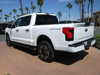 Ford F-150 Lightning 2023 AWD XLT 4p SuperCrew 5.5 ft. SB