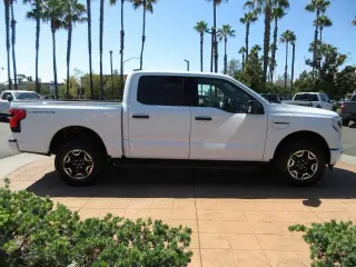 Ford F-150 Lightning 2023 AWD XLT 4p SuperCrew 5.5 ft. SB