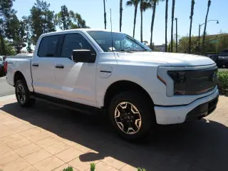 Ford F-150 Lightning 2023 AWD XLT 4p SuperCrew 5.5 ft. SB