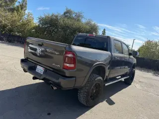 Ram 1500 2019 4x4 Laramie 4p Puerta de Tripulación 5.6 ft. SB Camioneta