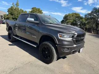Ram 1500 2019 4x4 Laramie 4p Puerta de Tripulación 5.6 ft. SB Camioneta