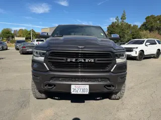 Ram 1500 2019 4x4 Laramie 4p Puerta de Tripulación 5.6 ft. SB Camioneta