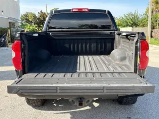 Toyota Tundra 2017 4x4 Limited 4dr CrewMax Cab Pickup SB (5.7L V8 FFV)