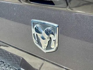 Ram 1500 Clásico 2019 4x4 Lone Star Silver 4 puertas Crew Cab 6,3 pies SB Camioneta