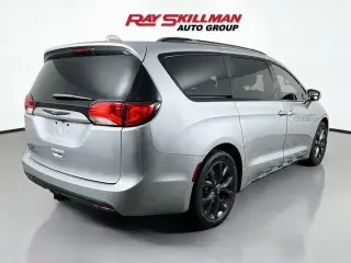 Chrysler Pacifica 2019 Touring L Plus Minivan 4p.