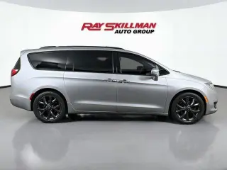 Chrysler Pacifica 2019 Touring L Plus Minivan 4p.