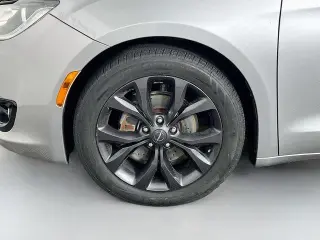 Chrysler Pacifica 2019 Touring L Plus Minivan 4p.