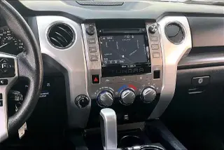 Toyota Tundra 2019 4x4 SR5 4p CrewMax Cab Pickup SB (5.7L V8)