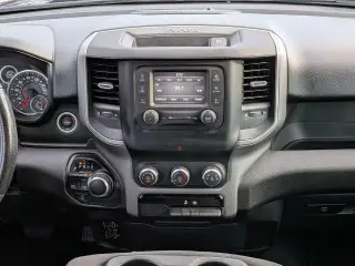 Ram 1500 2024 4x4 Tradesman 4p. Cabina Tripla 5,6 pies de cajón Camioneta
