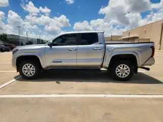Toyota Tacoma 2024 4x2 SR5 4p Doble Cabina 5.0 ft CB