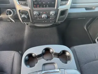 Ram 1500 Clásico 2020 4x2 SLT 4p Camioneta Quad Cab 6.3 pies de caja larga