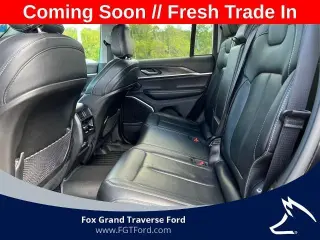 Jeep Grand Cherokee 2022 4x4 Limited 4p SUV (versión de mitad de año)