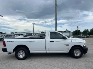 Ram 1500 Classic 2023 4x2 Tradesman 2p Cabina Regular 8 ft. LB Pickup