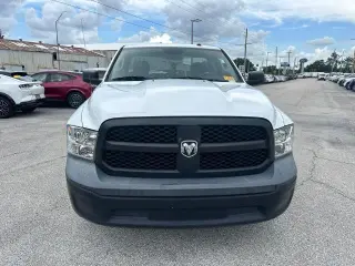 Ram 1500 Classic 2023 4x2 Tradesman 2p Cabina Regular 8 ft. LB Pickup