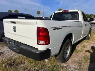 Ram 1500 Classic 2023 4x2 Tradesman 2p Cabina Regular 8 ft. LB Pickup