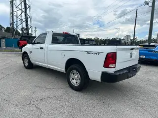 Ram 1500 Classic 2023 4x2 Tradesman 2p Cabina Regular 8 ft. LB Pickup