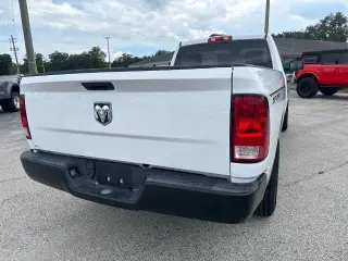Ram 1500 Classic 2023 4x2 Tradesman 2p Cabina Regular 8 ft. LB Pickup