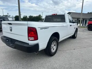 Ram 1500 Classic 2023 4x2 Tradesman 2p Cabina Regular 8 ft. LB Pickup