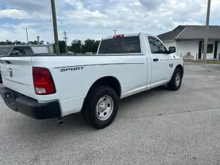 Ram 1500 Classic 2023 4x2 Tradesman 2p Cabina Regular 8 ft. LB Pickup