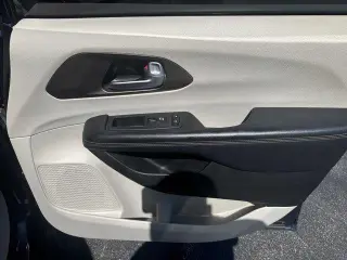Chrysler Pacifica 2018 Touring L Plus Minivan 4p