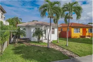 Propiedad en alquiler con 3 dormitorios y 2 baños en Hollywood