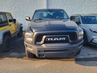 Ram 1500 Classic 2024 4x4 Warlock 4p Cabina de Tripulación 5.5 pies Caja Corta Pickup