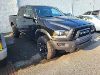 Ram 1500 Classic 2024 4x4 Warlock 4p Cabina de Tripulación 5.5 pies Caja Corta Pickup