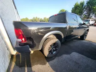 Ram 1500 Classic 2024 4x4 Warlock 4p Cabina de Tripulación 5.5 pies Caja Corta Pickup