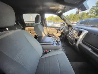 Ram 1500 Classic 2024 4x4 Warlock 4p Cabina de Tripulación 5.5 pies Caja Corta Pickup
