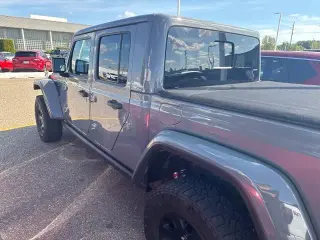 Jeep Gladiator 2021 4x4 Mojave 4p. Cabina de Tripulante 5.0 pies. SB