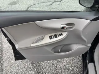 2011 Toyota Corolla 4dr Sdn Auto LE (Natl)