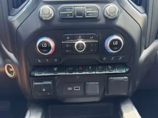 2022 GMC Sierra 2500HD AT4 Crew Cab 4WD