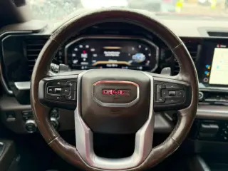 2022 GMC Sierra 1500 SLT Crew Cab 4WD